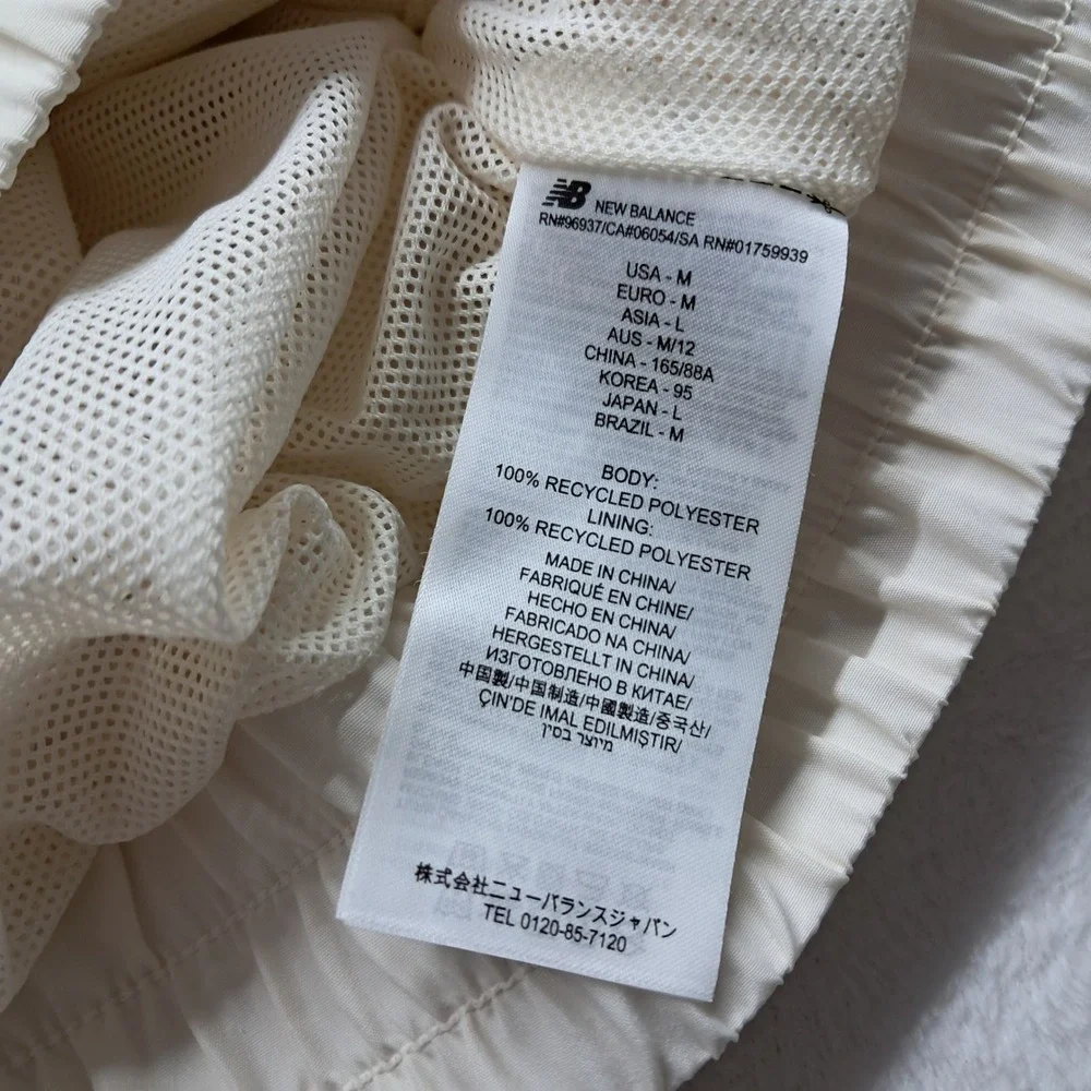 NWT New Balance Graphic Woven Jacket Women's Medium Cream Green Water Defy‎